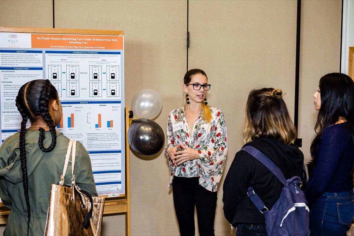 Martina Hollearn presenting her task-switching and automated driving poster